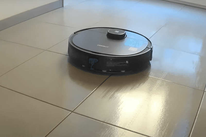 OZMO 950 Robot Vacuum Cleaner with mopping function mops tiles